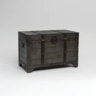 Baúl mediano gris oscuro con detalles metálicos decorativos.