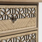 Detalle del diseño grabado en los cajones del joyero beige