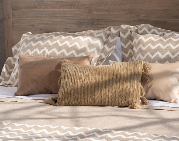 ¿Manta, piecera o faldón? Conoce las diferencias y cómo usarlos en tu dormitorio